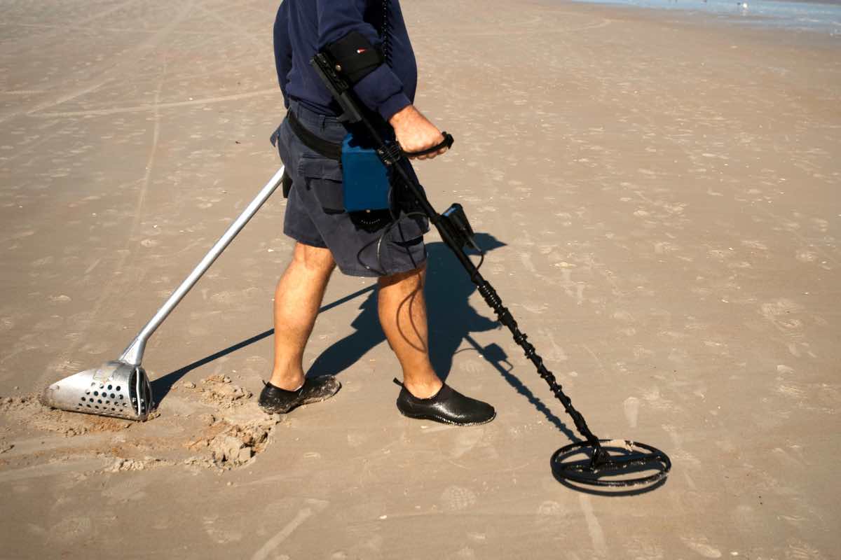 Uomo con metal detector