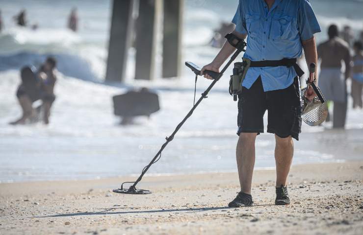 Metal detector in spiaggia