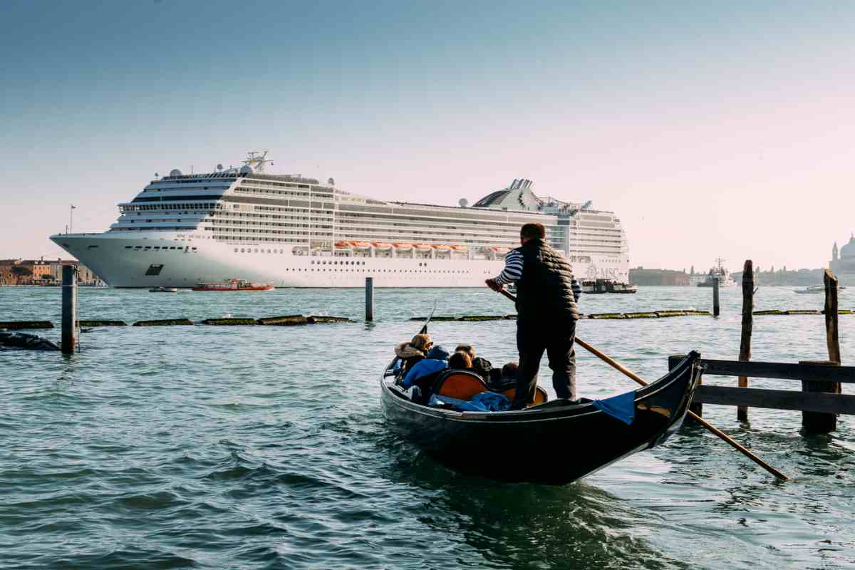 Venezia, navi da crociera sulla laguna