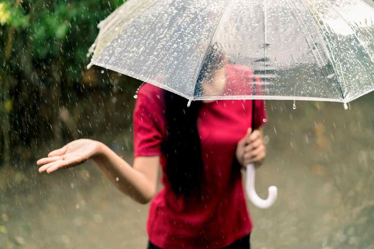 Donna sotto la pioggia