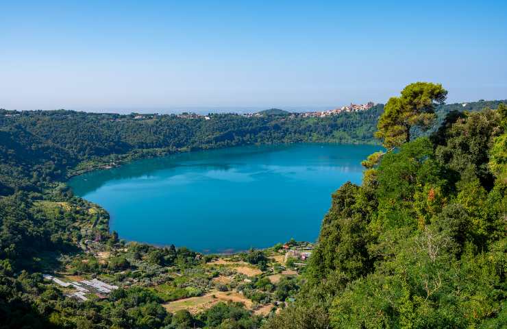 Il Borgo sul Lago dell'Imperatore