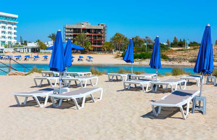 Ombrelloni e lettini in spiaggia