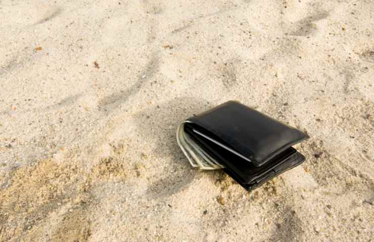 Portafoglio perso in spiaggia