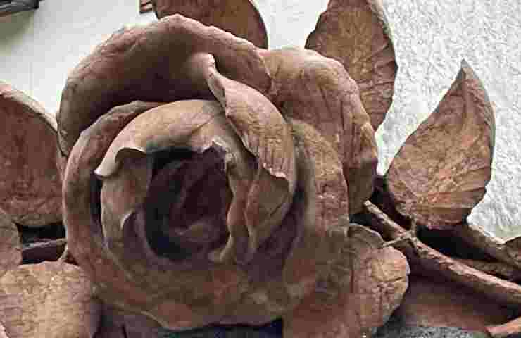 tante le sculture raffiguranti rose che si trovano a Rosazza