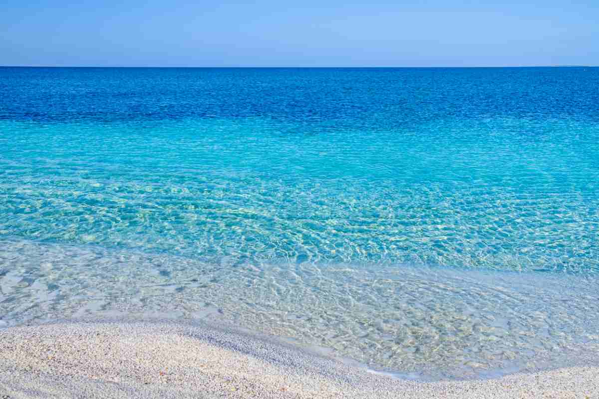 Spiaggia con acqua azzurra