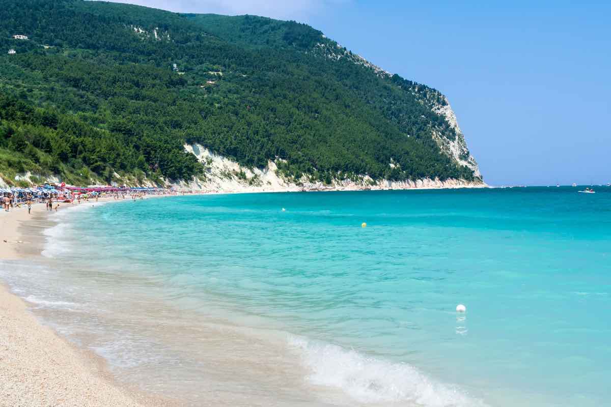 Spiaggia italiana con l'acqua limpidissima