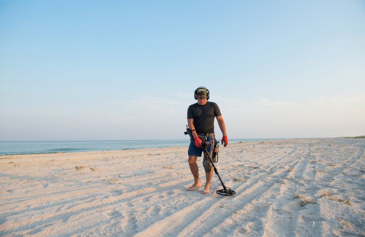 Uomo con metal detector