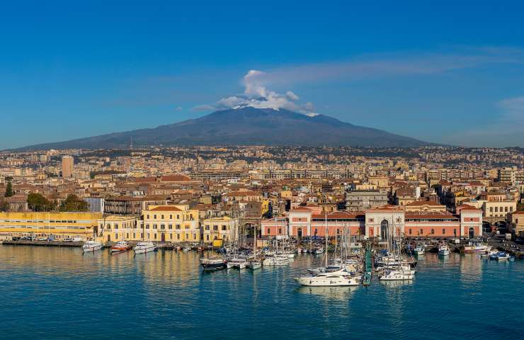 Panorama su mare e vulcano