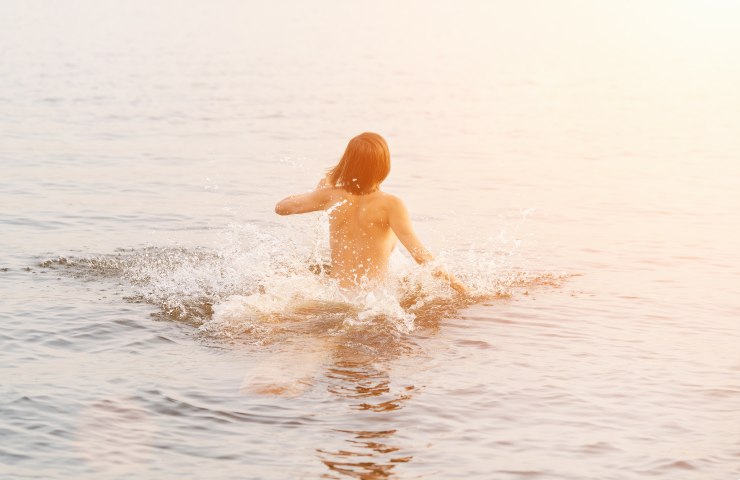 Perché la sabbia è più calda dell'acqua