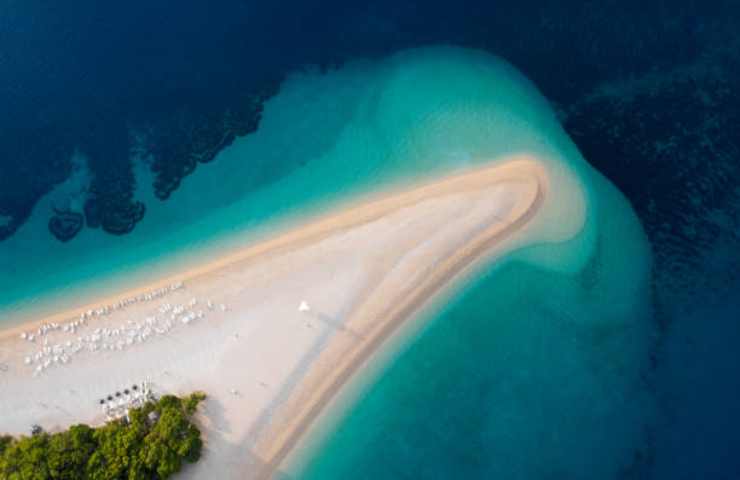 la spiaggia di Zlati rat in Croazia