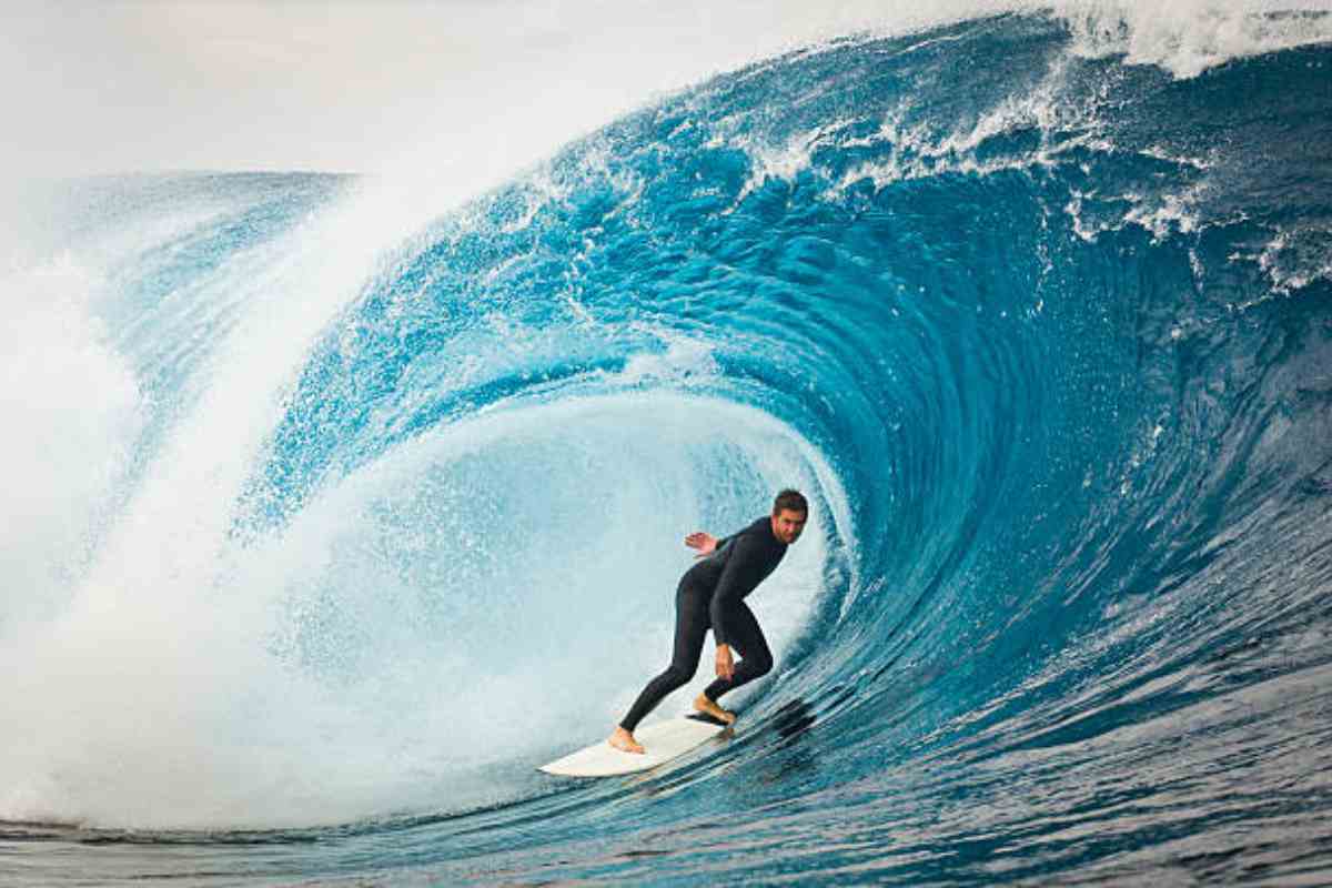 surfista risucchiato dalle onde alle Olimpiadi