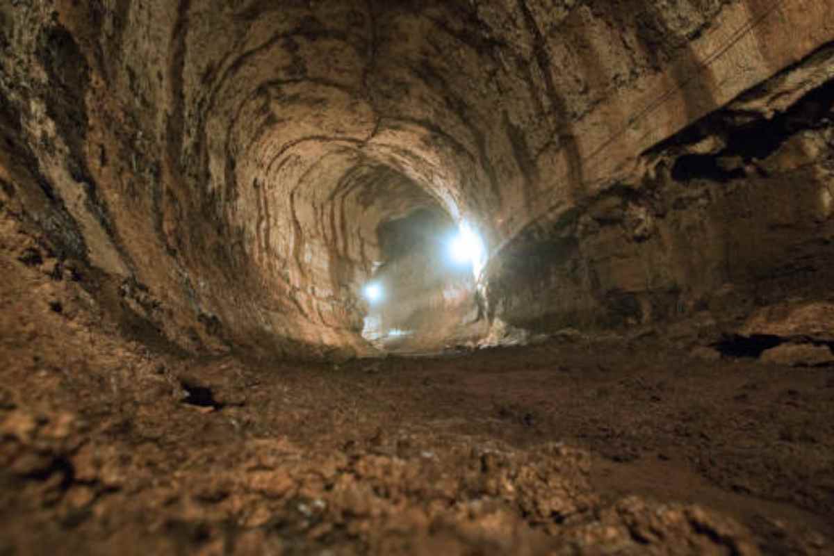 tunnel di lava nel deserto Arabico