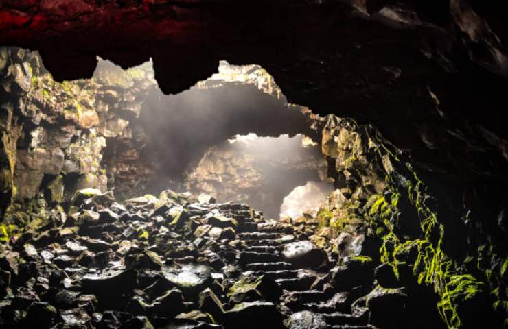 tunnel di lava nel deserto Arabico