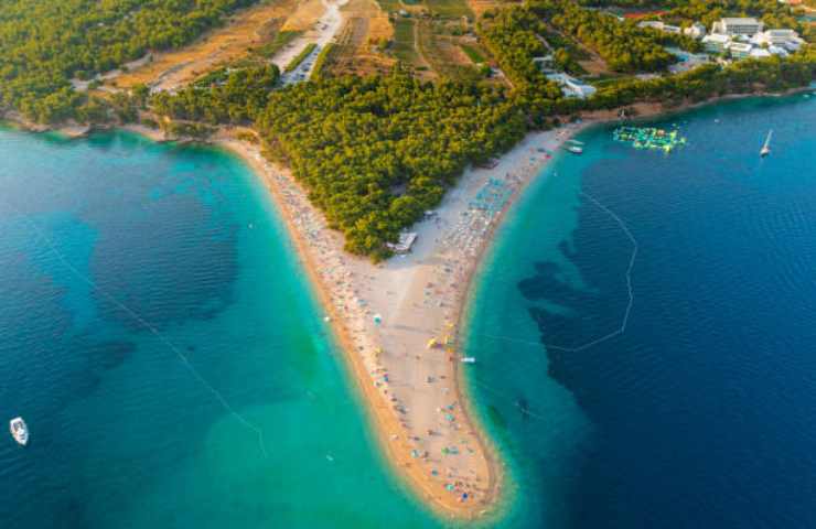 la spiaggia di Zlati rat in Croazia