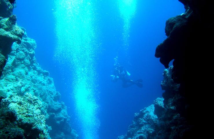 Un profondo buco nel mare