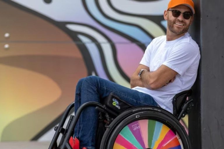 Sedia A Rotelle Di Guida Del Nonno Del Fumetto | Vettore Premium - Foto 9