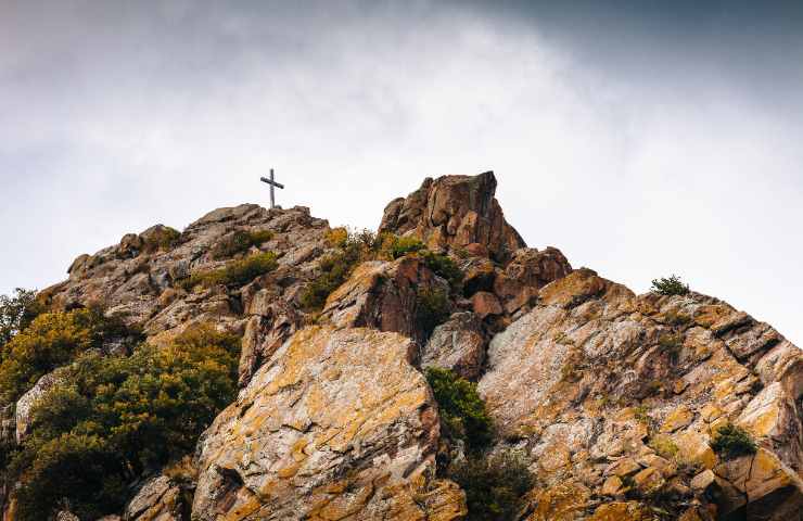 Montagna con croce in cima