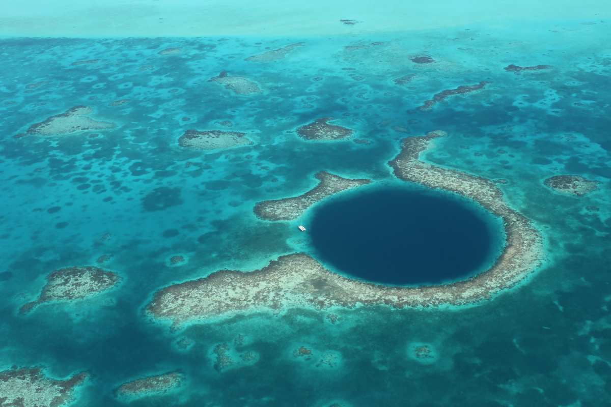 Un profondo buco nel mare