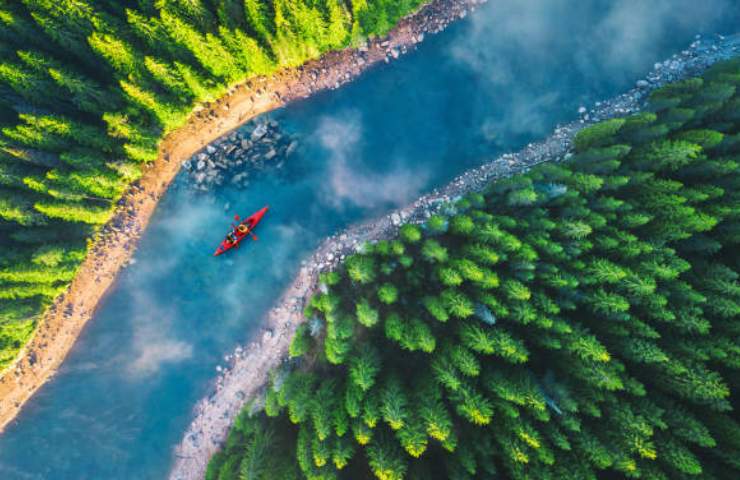 In canoa tra la natura selvaggia del Canada