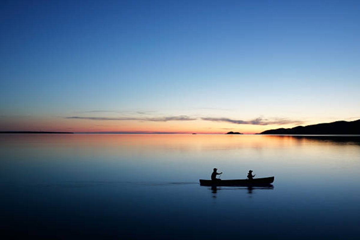 In canoa tra la natura selvaggia del Canada