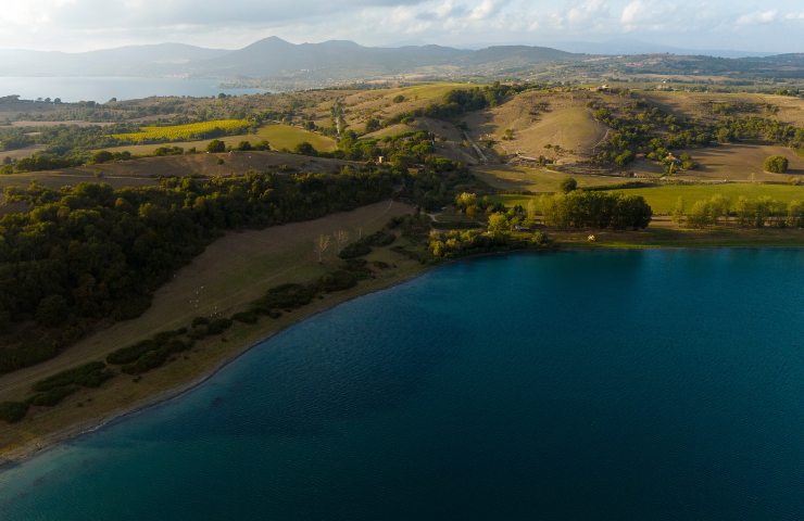 È un bellissimo lago con acque trasparenti