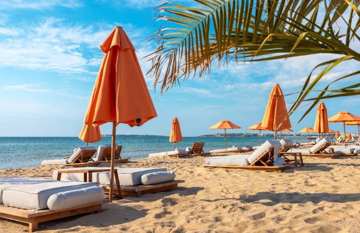 Spiaggia con lettini e ombrelloni