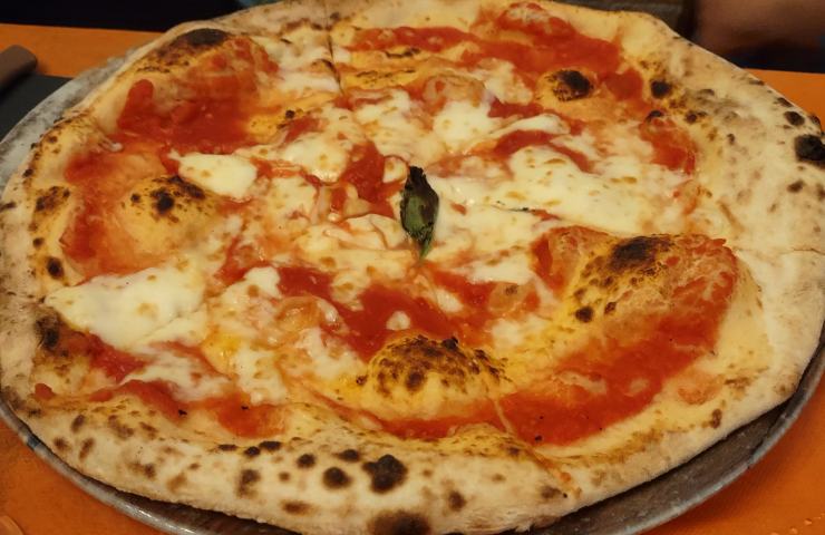 pizza servita nel ristorante ad Agropoli