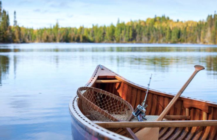 Va a pesca con la canoa