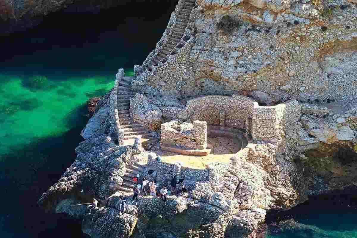 scalinata a strapiombo sul mare