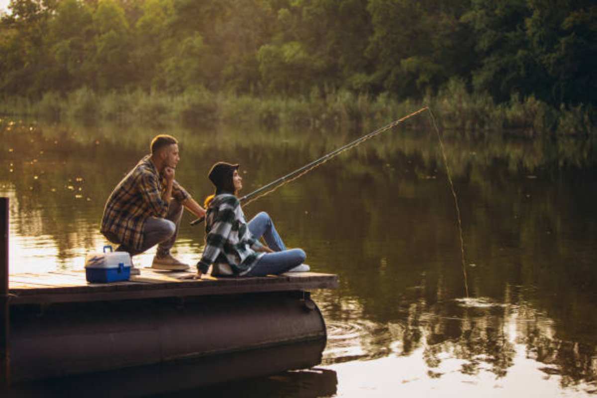 Una coppia stava pescando quando dall'acqua è uscito qualcosa di terrificante